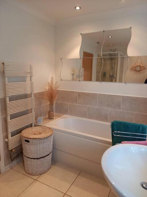 Modernised Home With 2 Bedrooms In Cardiff Luaran gambar